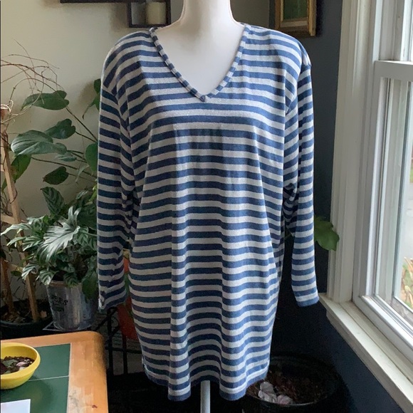 Delta Burke Tops - 3/$25 🌟🌟🌟V-neck tee with silver shimmer.